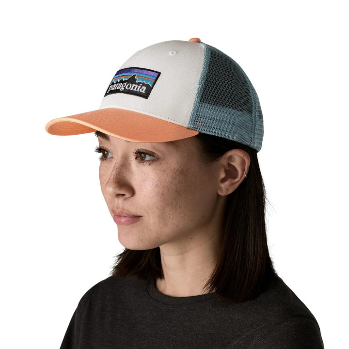 Czapka PATAGONIA P-6 Logo LoPro Trucker Hat white w/peach sherbet